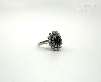 Bague pompadour en or gris 750 millièmes...