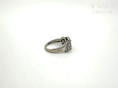 Bague bandeau en or gris 750 millièmes et...