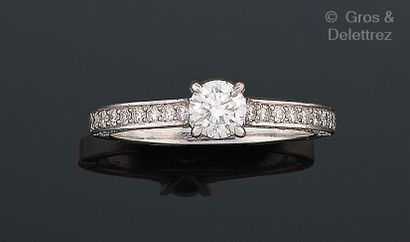 Travail français
Bague solitaire en or gris...