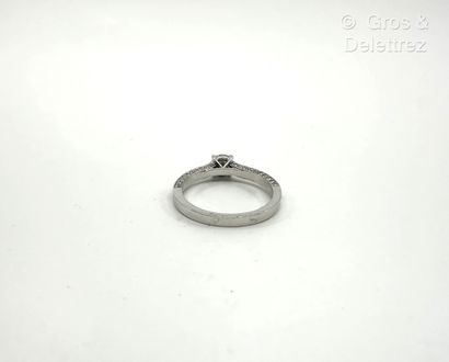 Travail français
Bague solitaire en or gris...