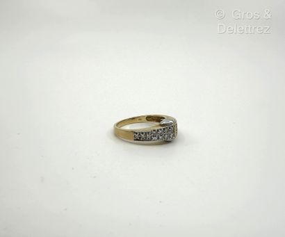 Bague ogivale en or jaune et or gris 750...