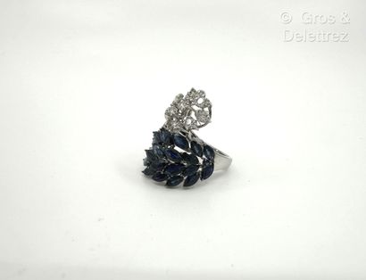 Bague « Plumes » croisée en or gris 750 millièmes,...