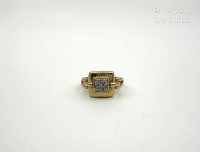 Bague à chaton carré en or jaune et or gris...