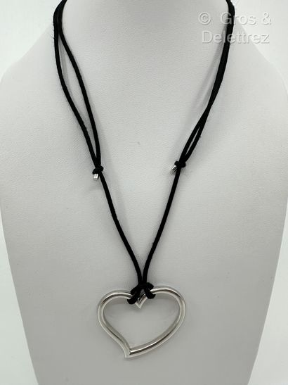 O.J. PERRIN
Pendentif « Cœur » en or gris...