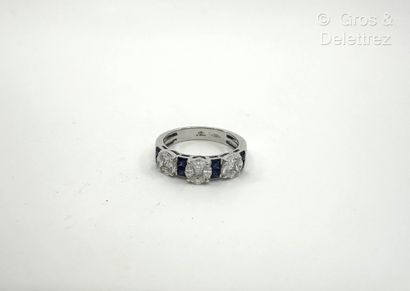 LIGNE VENDÔME
Bague rivière en or gris 750...