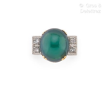 Travail dans le style des années 1940
Bague...