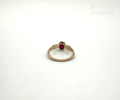 Fine bague en or rose 750 millièmes centrée...