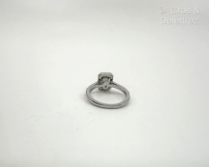 Travail français
Bague solitaire en or gris...