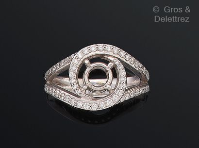 Travail français
Monture de bague en or gris...