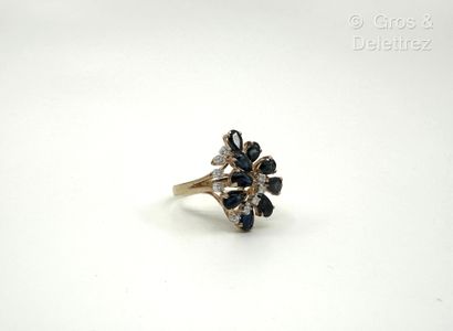 Bague en or jaune 585 millièmes à motif feuillagé...