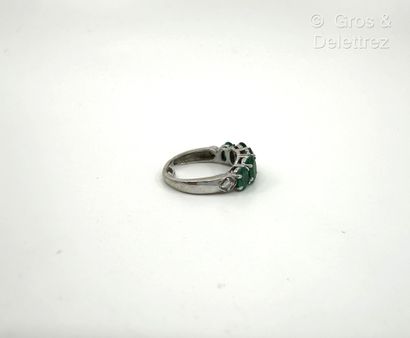 Travail français
Bague jarretière en or gris...