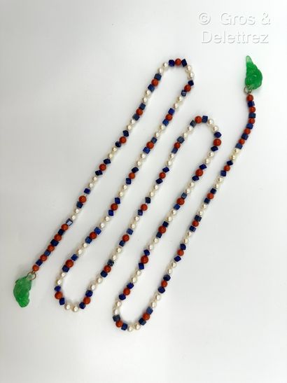 Collier « Cravate » composé d’un rang de...