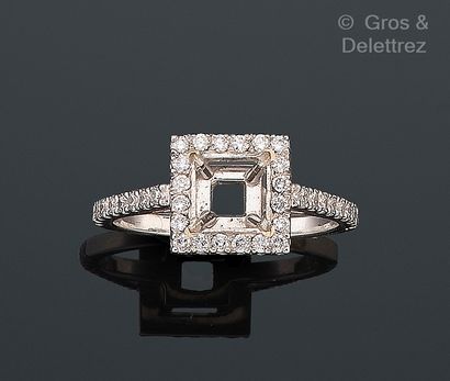 Travail français
Monture de bague en or gris...