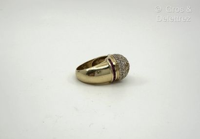 Bague dôme en or jaune 585 millièmes et pierres...