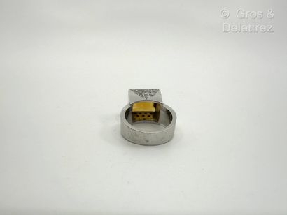 Travail français contemporain
Bague en or...