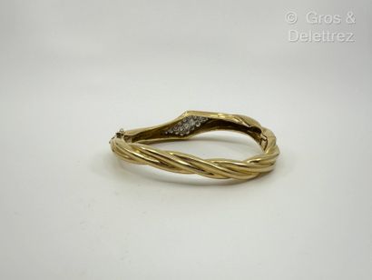 Bracelet jonc rigide ouvrant torsadé en or...