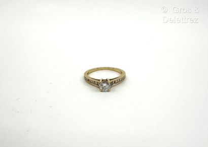 Bague solitaire en or jaune 750 millièmes...