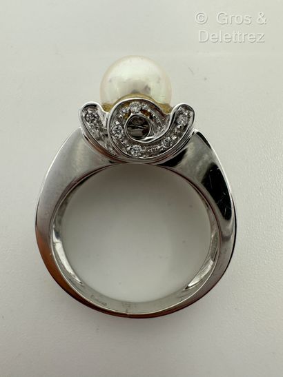 Travail italien
Bague en or gris 750 millièmes...