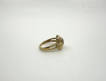 Bague à chaton carré en or jaune et or gris...