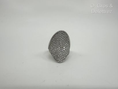 Bague bandeau marquise en or gris 750 millièmes...