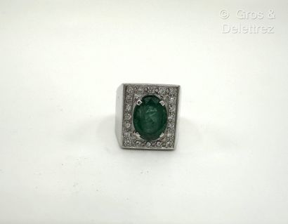 Travail français
Bague chevalière en or gris...