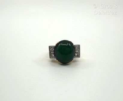 Travail dans le style des années 1940
Bague...