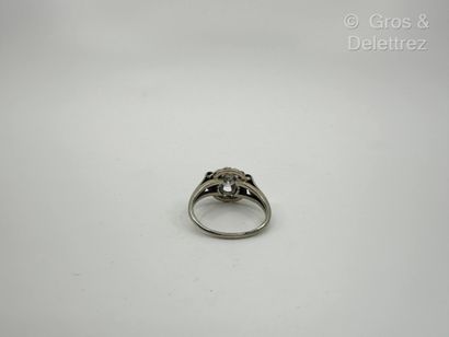 Bague en or gris 750 millièmes centrée d’un...