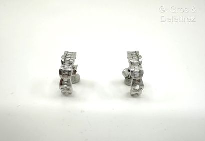 Paire de créoles polylobées en or gris 750...