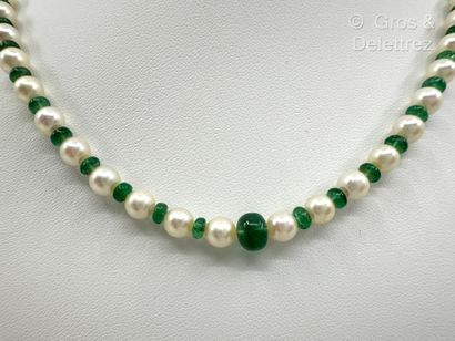 Collier ras-de-cou composé d’une alternance...