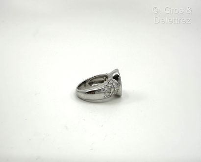 Travail français
Bague bandeau en or gris...