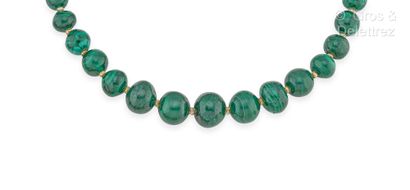 Sautoir composé d’un rang de boules de malachite...