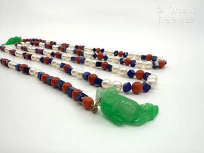 Collier « Cravate » composé d’un rang de...