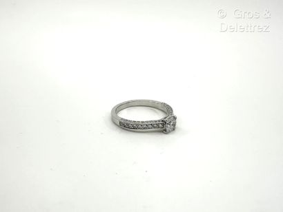 Travail français
Bague solitaire en or gris...