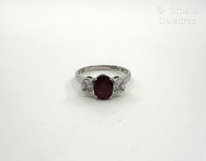LIGNE VENDÔME
Bague en or gris 750 millièmes...