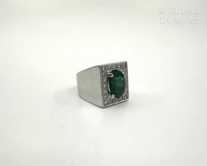 Travail français
Bague chevalière en or gris...