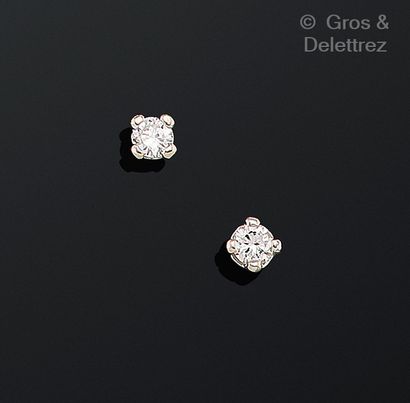 Paire de clous d’oreilles en or gris 750...