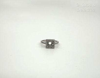 Travail français
Monture de bague en or gris...