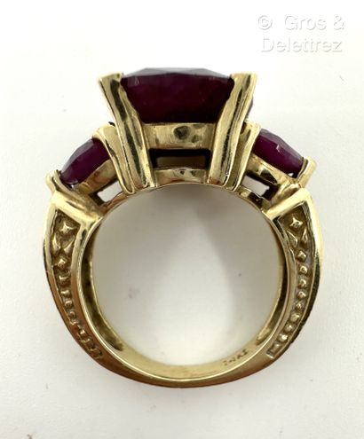 Bague en or jaune 585 millièmes et rubis...