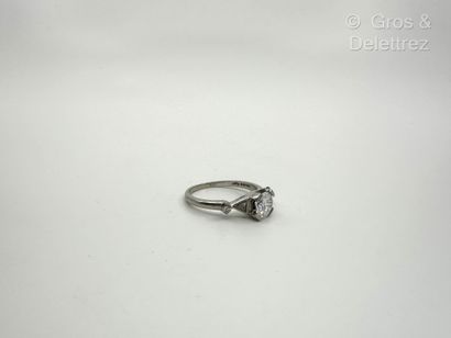 Bague solitaire en or gris 750 millièmes...