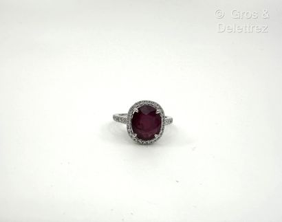 Travail français
Bague pompadour en or gris...