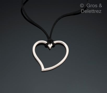 O.J. PERRIN
Pendentif « Cœur » en or gris...