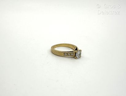 Travail français
Bague solitaire en or jaune...