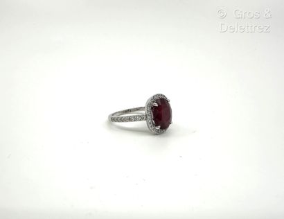 Travail français
Bague pompadour en or gris...