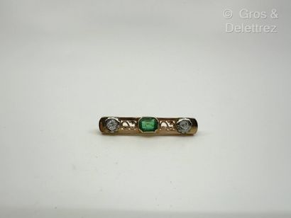 Broche barrette ajourée en or rose 750 millièmes,...