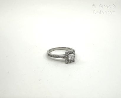 Travail français
Bague solitaire en or gris...