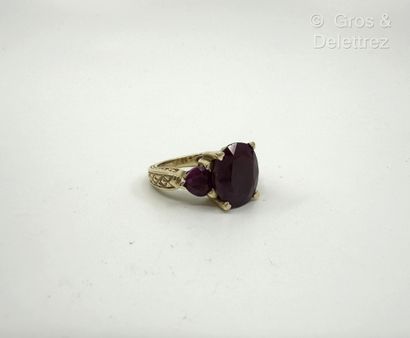 Bague en or jaune 585 millièmes et rubis...