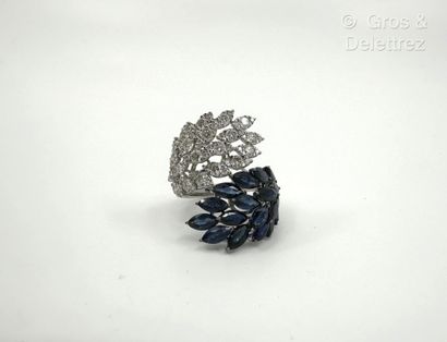 Bague « Plumes » croisée en or gris 750 millièmes,...