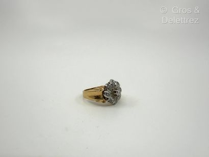 Travail français
Bague « Fleur » en or jaune...