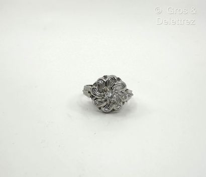 Travail français
Bague « Fleur » en or gris...