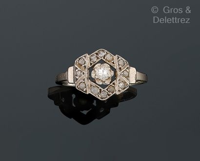 Travail d’époque Art Déco
Fine bague en or...